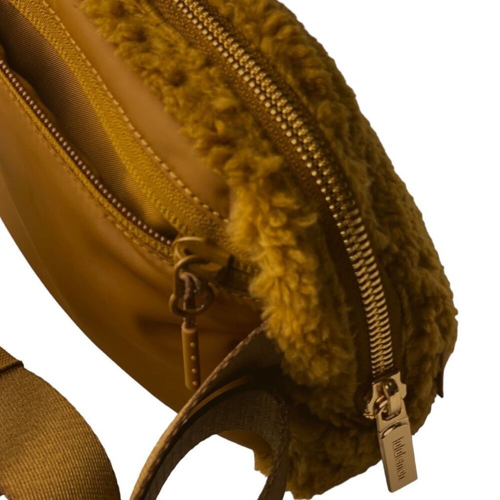 π€βLULULEMON FLLECE Everywhere Belt Bag in Burnt Caramel | 1 Liter NWT - Picture 6 of 9